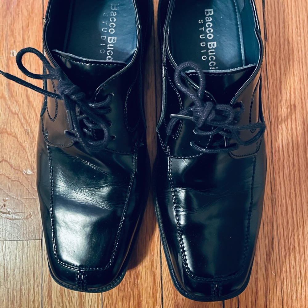 Patent leather square toe shoe